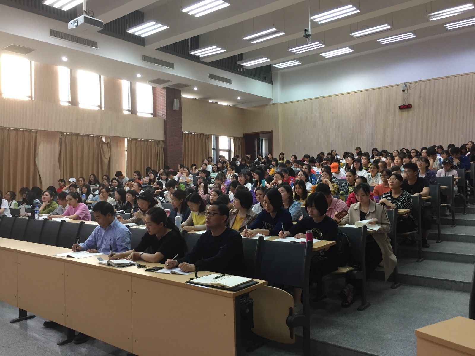 刘济良讲座照片2.jpg 刘济良讲座照片2.jpg