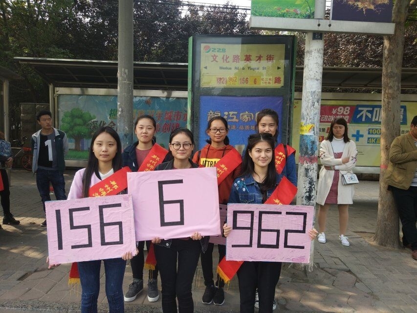 6路站牌值岗03.jpg 6路站牌值岗03.jpg