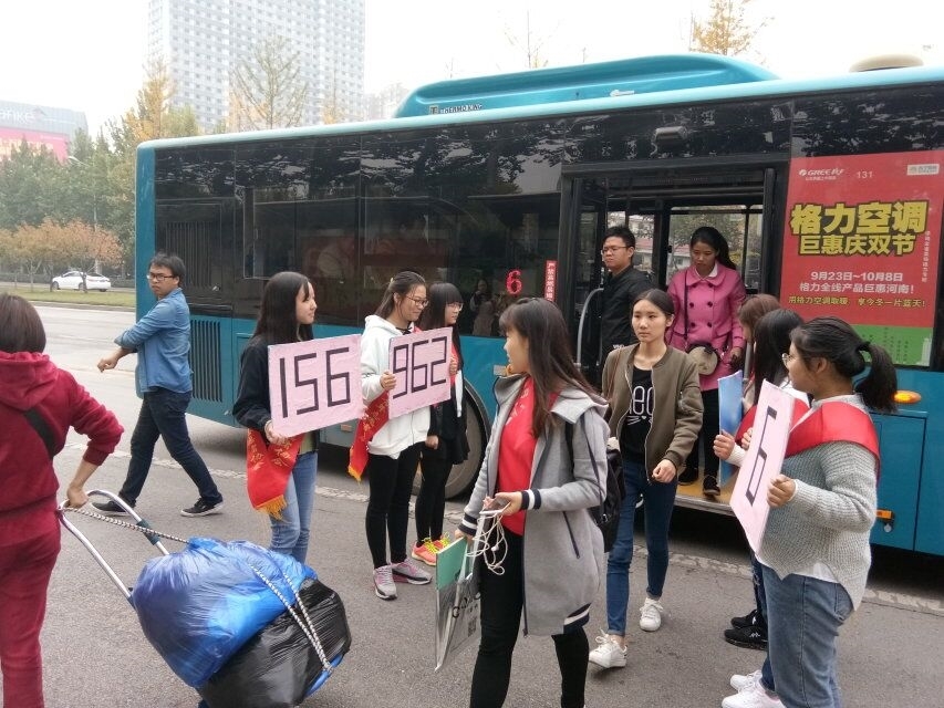 6路站牌值岗02.jpg 6路站牌值岗02.jpg