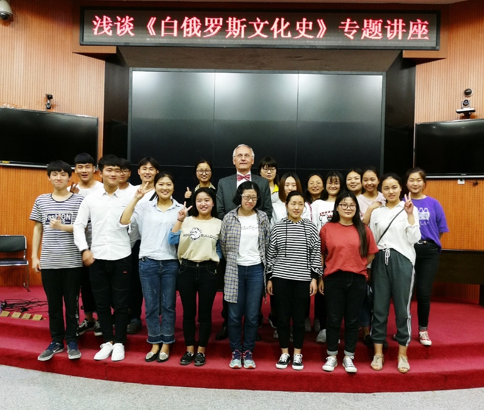 讲座图片3.jpg 讲座图片3.jpg