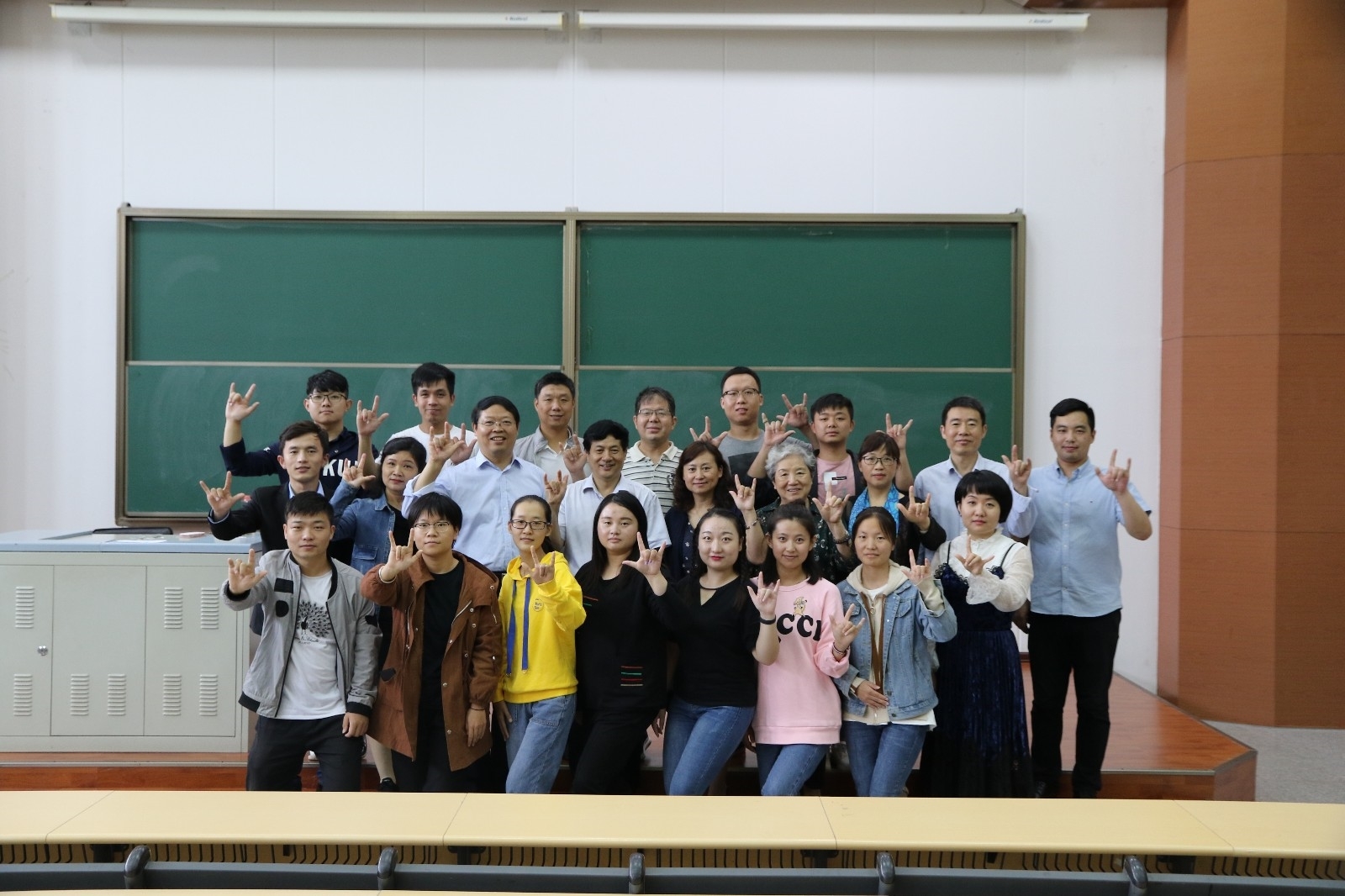 合影.JPG 合影.JPG