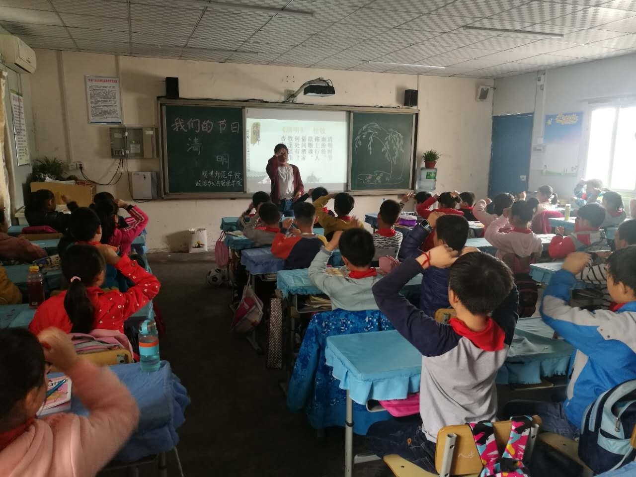 课堂教授手语1.jpg 课堂教授手语1.jpg