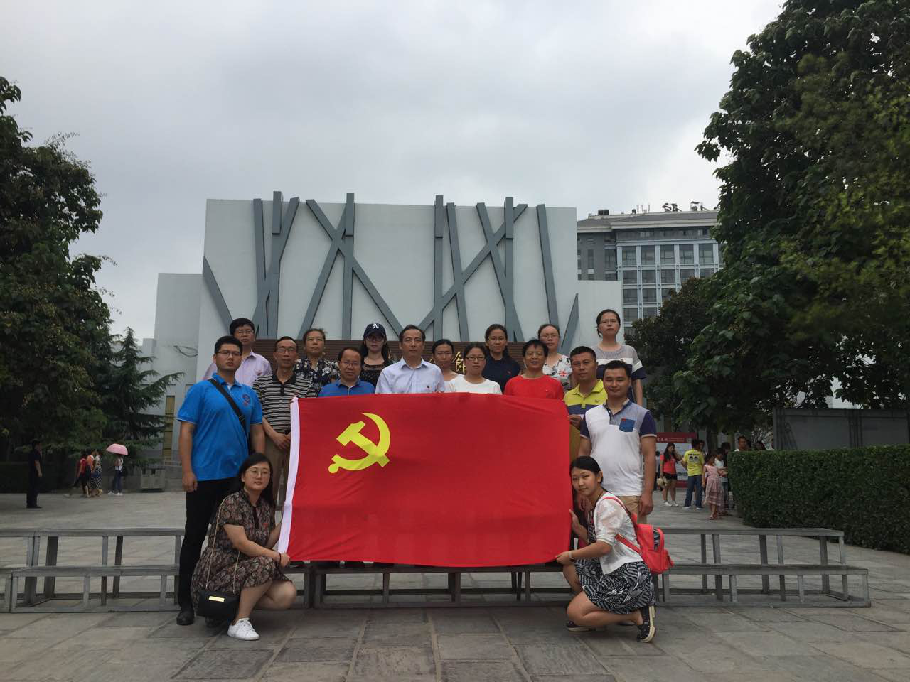 焦裕禄纪念馆前合影.png 焦裕禄纪念馆前合影.png