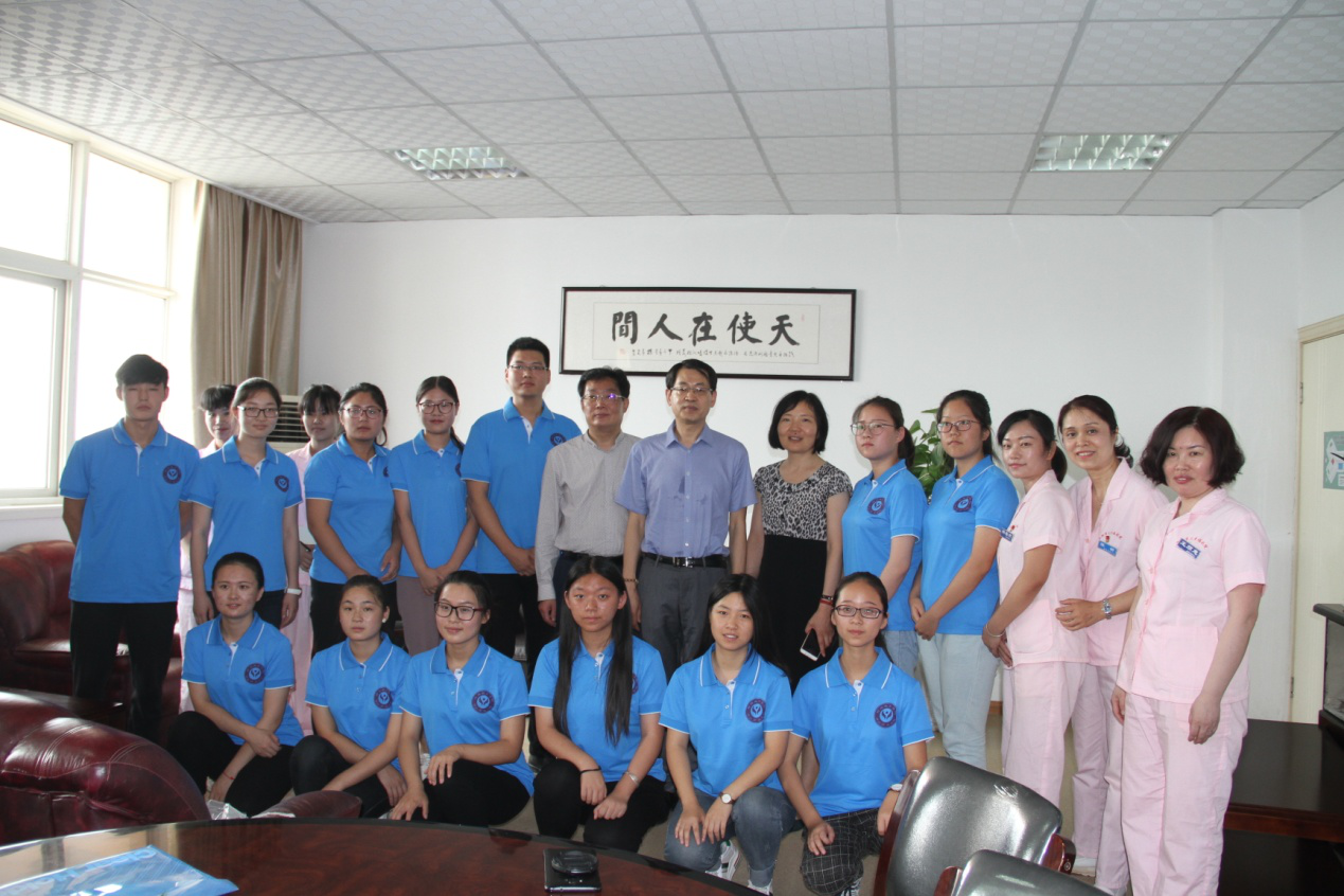 高宏院长、卜会亭院长与我院参加暑期社会实践学生及福利院工作人员合影.png 高宏院长、卜会亭院长与我院参加暑期社会实践学生及福利院工作人员合影.png